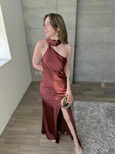 Cargar imagen en el visor de la galería, Elodie - Vestido largo satinado color merlot
