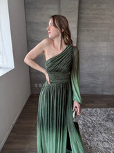 Cargar imagen en el visor de la galería, Donatella - Vestido largo con una manga olivo
