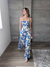 Cargar imagen en el visor de la galería, Azzuro - Jumpsuit satinado strapless azul con blanco
