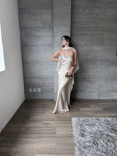 Cargar imagen en el visor de la galería, Sodi - Vestido largo de satín con capa champagne
