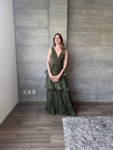 Cargar imagen en el visor de la galería, Juliette  - Vestido largo plisado olivo
