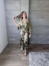 Cargar imagen en el visor de la galería, Arbolada - Jumpsuit estampado floral olivo
