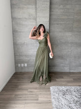 Cargar imagen en el visor de la galería, Minerva - Vestido largo de tul con escarola olivo

