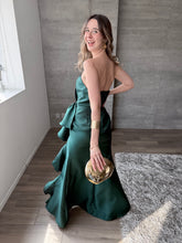Cargar imagen en el visor de la galería, Odetta - Vestido largo strapless verde botella
