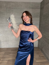 Cargar imagen en el visor de la galería, Marena - Vestido largo satinado strapless azul marino
