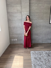 Cargar imagen en el visor de la galería, Theia - Vestido largo strapless vino
