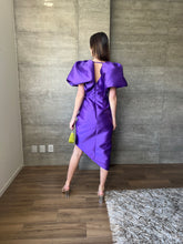 Cargar imagen en el visor de la galería, Macarena - Vestido morado midi satinado
