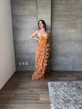 Cargar imagen en el visor de la galería, Coraline - Vestido largo de tul color mostaza
