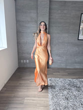 Cargar imagen en el visor de la galería, Soho - Vestido largo satinado naranja
