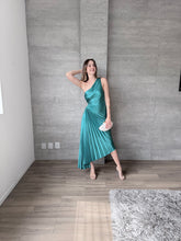 Cargar imagen en el visor de la galería, Nicola - Vestido asimétrico plisado esmeralda

