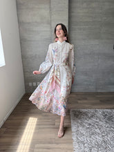 Cargar imagen en el visor de la galería, Brielle - Vestido midi beige con estampado floral
