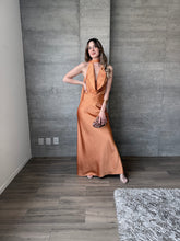 Cargar imagen en el visor de la galería, Piera - Vetido largo satinado naranja
