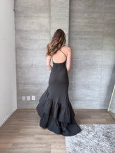 Cargar imagen en el visor de la galería, Manuela - Vestido largo con olanes negro
