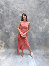 Cargar imagen en el visor de la galería, Nicola- Vestido midi plisado rosa pétalo
