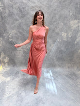 Cargar imagen en el visor de la galería, Nicola- Vestido midi plisado rosa pétalo
