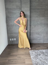 Cargar imagen en el visor de la galería, Piera - Vestido largo satinado color oro
