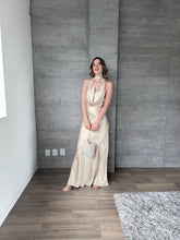 Cargar imagen en el visor de la galería, Piera - Vestido largo satinado champagne
