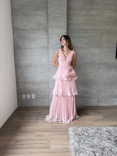 Cargar imagen en el visor de la galería, Juliette - Vestido largo plisado con olanes rosa pastel
