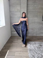 Cargar imagen en el visor de la galería, Sodi - Vestido largo strapless satinado marino

