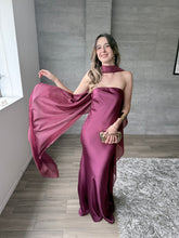Cargar imagen en el visor de la galería, Sodi - Vestido largo de satín con capa color ciruela
