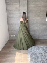 Cargar imagen en el visor de la galería, Venus - Vestido largo strapless con capa olivo
