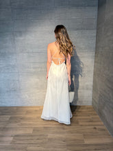 Cargar imagen en el visor de la galería, Maelle - Vestido halter con detalle de flor blanco
