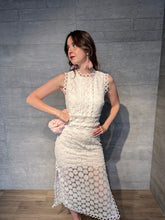Cargar imagen en el visor de la galería, Praline - Vestido midi crochet blanco

