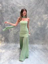 Cargar imagen en el visor de la galería, Sago - Vestido largo strapless verde sage

