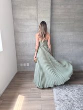 Cargar imagen en el visor de la galería, Loretta - Vestido largo plisado verde sage
