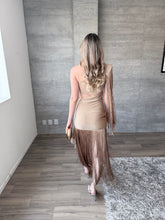 Cargar imagen en el visor de la galería, Elyse - Vestido midi flecos nude
