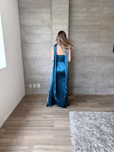 Cargar imagen en el visor de la galería, Marena - Vestido strapless de satín verde azulado
