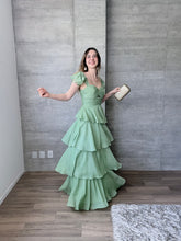 Cargar imagen en el visor de la galería, Viña - Vestido largo con olanes olivo
