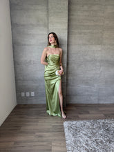 Cargar imagen en el visor de la galería, Marena - Vestido largo strapless satinado verde sage
