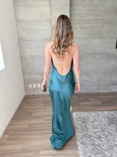 Cargar imagen en el visor de la galería, Vittoria - Vestido largio de satín verde
