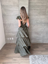 Cargar imagen en el visor de la galería, Viña - Vestido largo con olanes olivo
