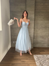 Cargar imagen en el visor de la galería, Clarisse - Vestido midi de tul azul
