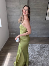 Cargar imagen en el visor de la galería, Clementine - Vestido largo strapless verde
