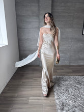 Cargar imagen en el visor de la galería, Sodi - Vestido largo de satín con capa champagne
