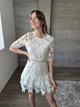 Cargar imagen en el visor de la galería, Clarette - Vestido mini crochet blanco
