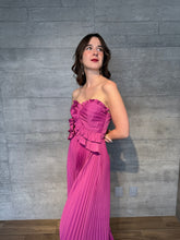 Cargar imagen en el visor de la galería, Marisma - Vestido largo plisado rosa
