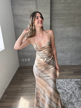 Cargar imagen en el visor de la galería, Marble - Vestido largo dorado
