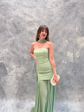 Cargar imagen en el visor de la galería, Sago - Vestido largo strapless verde sage
