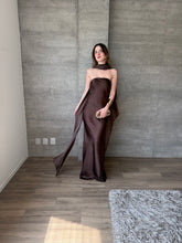 Cargar imagen en el visor de la galería, Sodi - Vestido largo strapless satinado café

