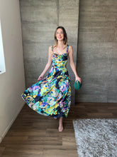 Cargar imagen en el visor de la galería, Martina - Vestido midi floral de tirantes
