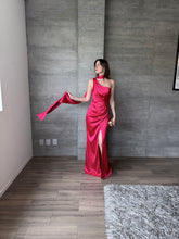 Cargar imagen en el visor de la galería, Romina - Vestido largo satinado color frambuesa
