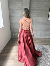 Cargar imagen en el visor de la galería, Mencía - Vestido largo satinado terracota
