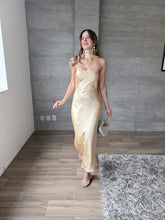Cargar imagen en el visor de la galería, Serenade - Vestido largo satinado amarillo
