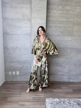 Cargar imagen en el visor de la galería, Arbolada - Jumpsuit estampado floral olivo
