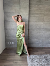 Cargar imagen en el visor de la galería, Marena - Vestido largo strapless satinado verde sage
