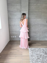Cargar imagen en el visor de la galería, Juliette - Vestido largo plisado con olanes rosa pastel
